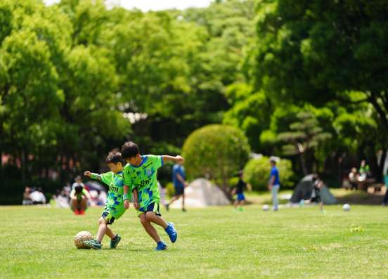 芝生と子どもたち