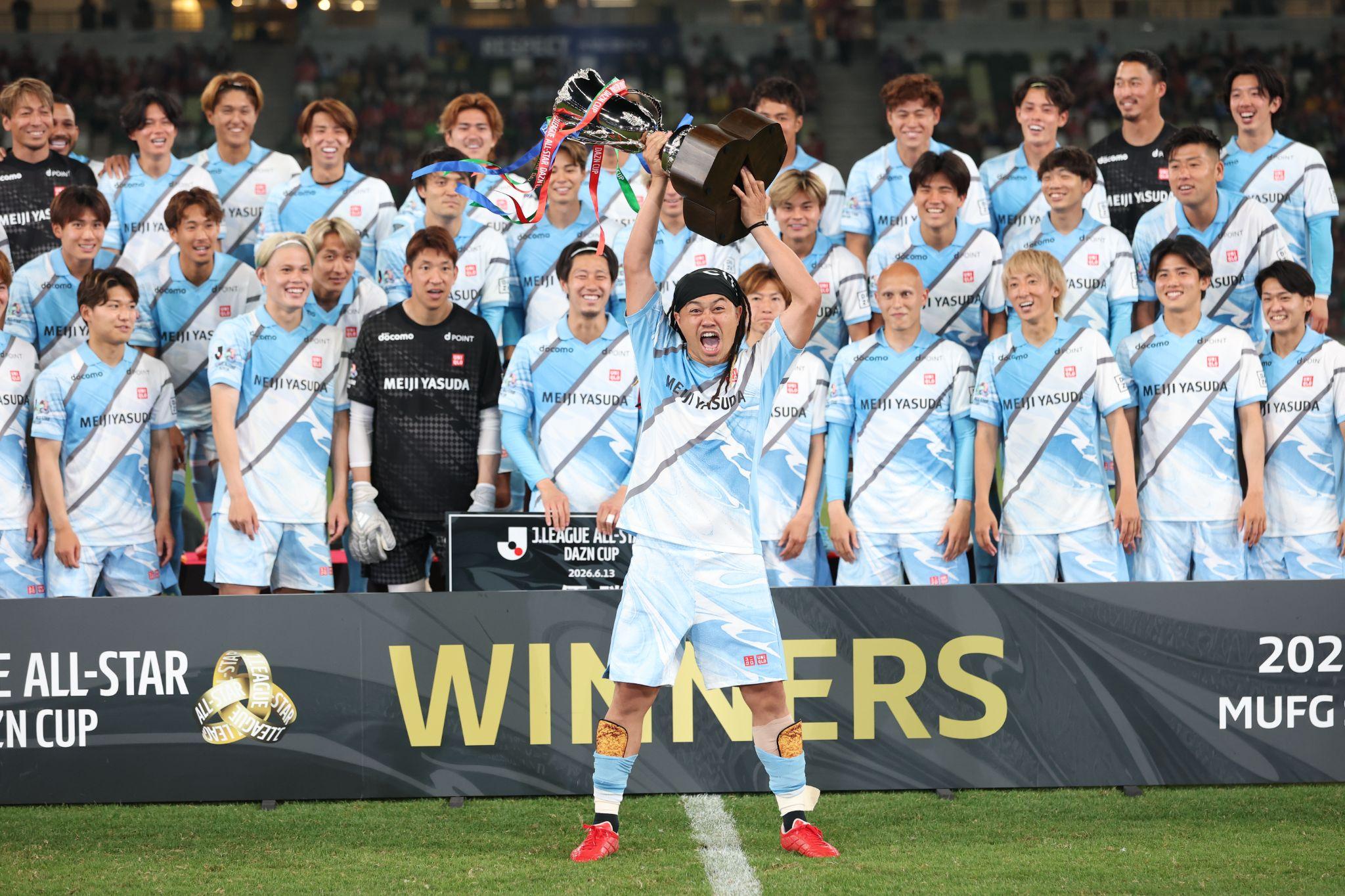 ＪリーグオールスターDAZNカップで優勝を喜ぶ選手たち